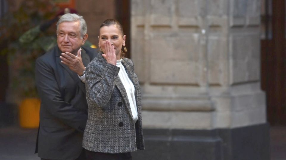 INFORME CORTO. Luego de concluir su discurso, el Presidente se hizo acompañar de su esposa Beatriz Gutiérrez Müller, a la salida de Palacio. Foto: Daniel Ojeda