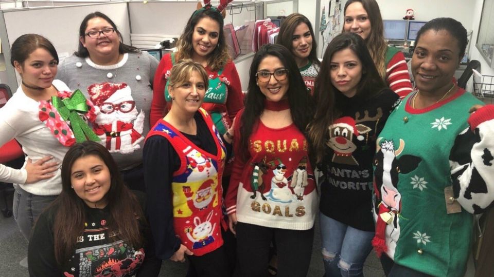 Esta tendencia se ha vuelto tan popular que incluso ya han un día para celebra el 'Ugly Sweater Day' Foto: TW @AlexHannaLawyer