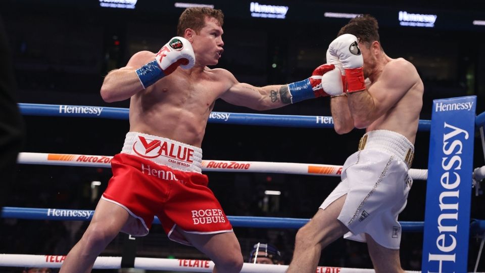 PODER. Saúl Álvarez golpeó con fuerza la humanidad del boxeador británico. Foto: MEXSPORT