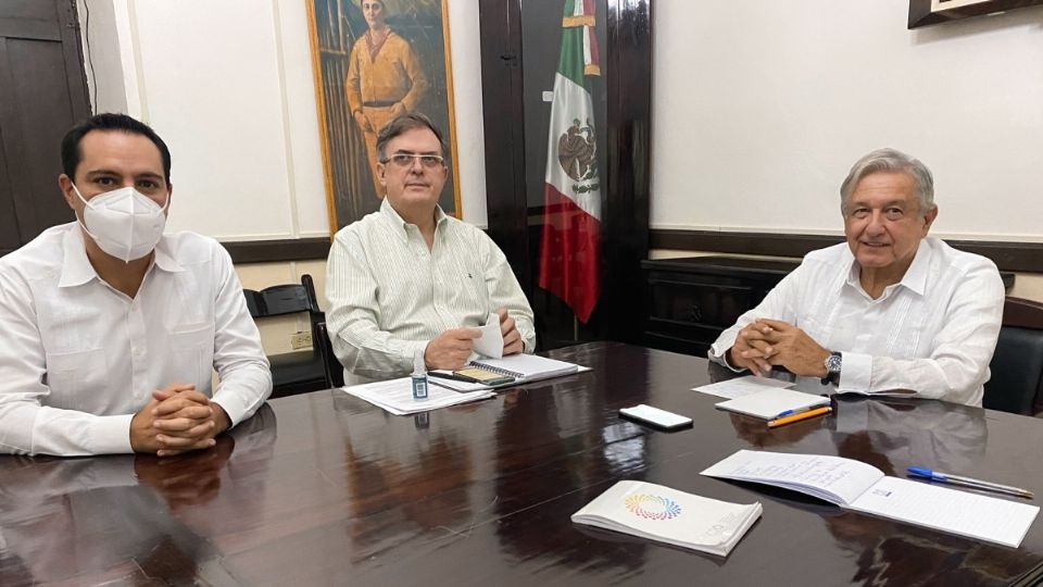 El gobernador de Yucatán junto al canciller y el presidente de México. Foto: Presidencia