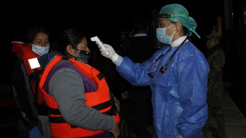 Los migrantes fueron revisados por personal de salud de la Secretaría de Marina. Foto: Especial