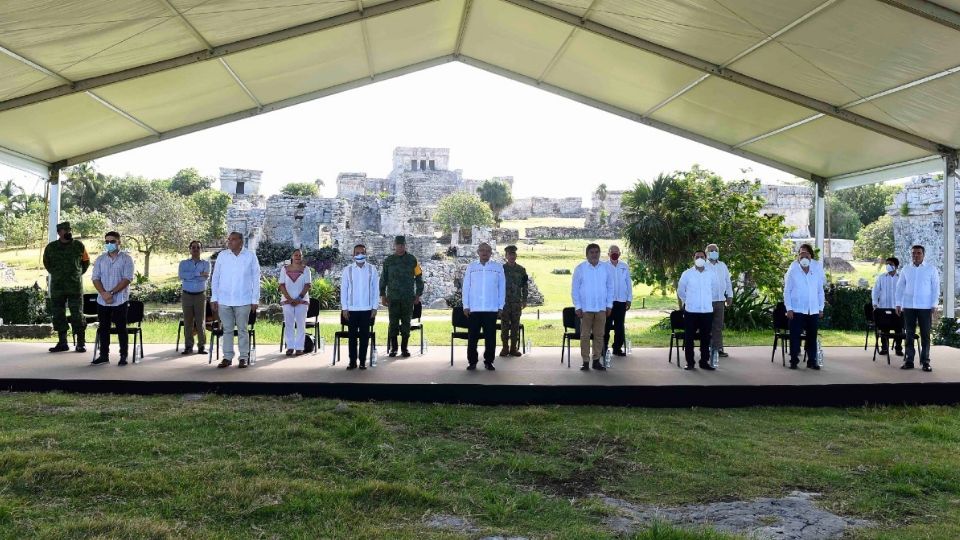 La firma se llevó a cabo en la zona arqueológica de Tulum, Quintana Roo, en donde participaron el presidente López Obrador los gobernadores. Foto: Especial