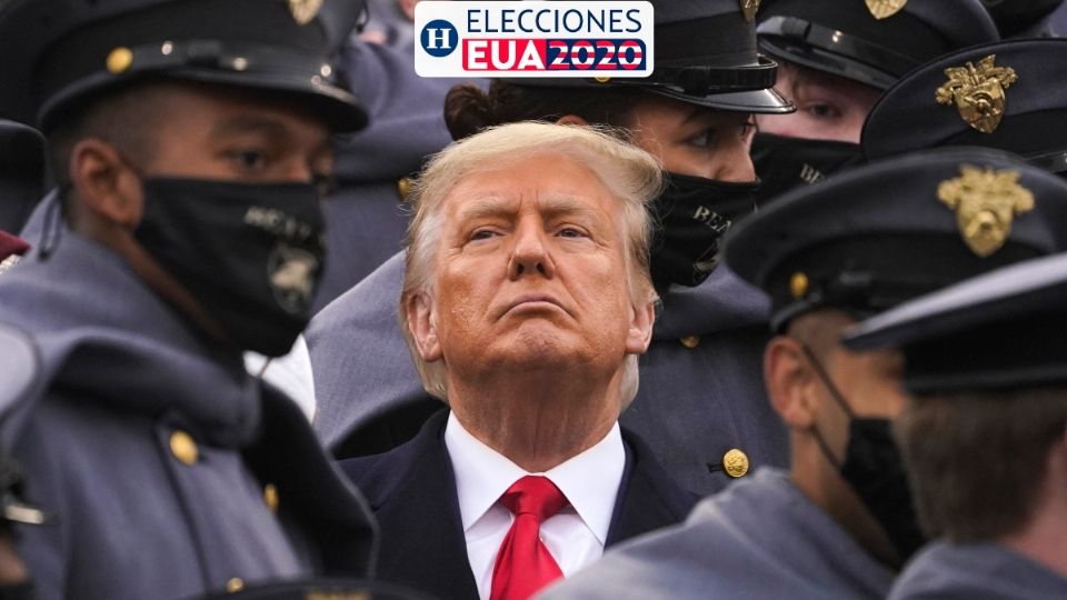 SALIENTE. Rodeado de cadetes del ejército, Trump presenció un juego de futbol americano. Foto: AP