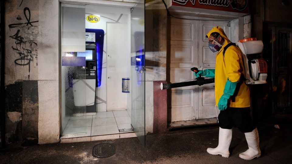 LA PAZ. Trabajadores de gobierno sanitizan los lugares públicos. Foto: AFP