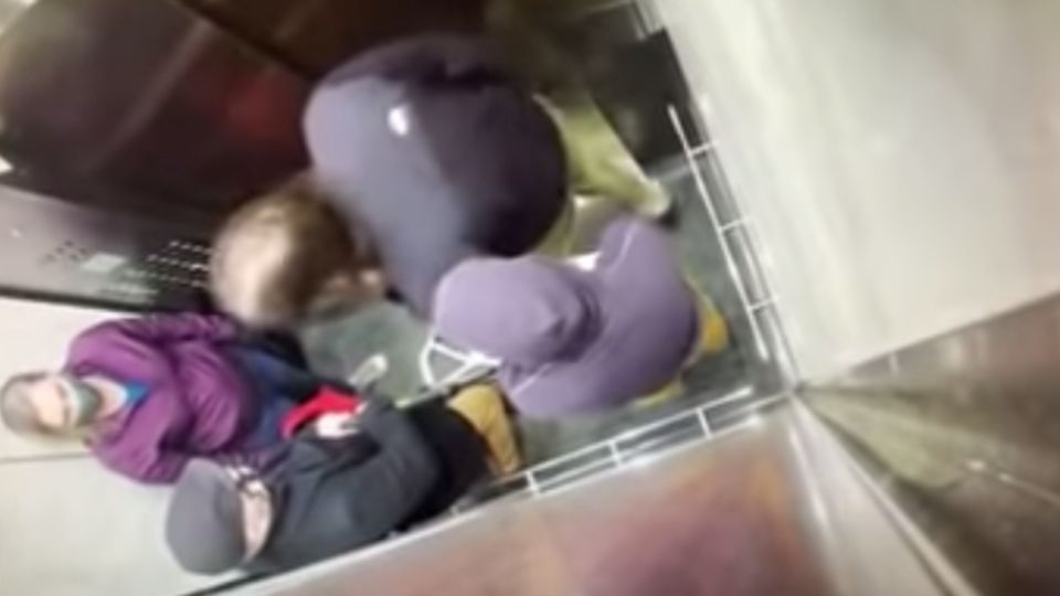 El hombre entró al elevador y sin motivo aparente le tose en la cara al abuelito. Foto: Especial