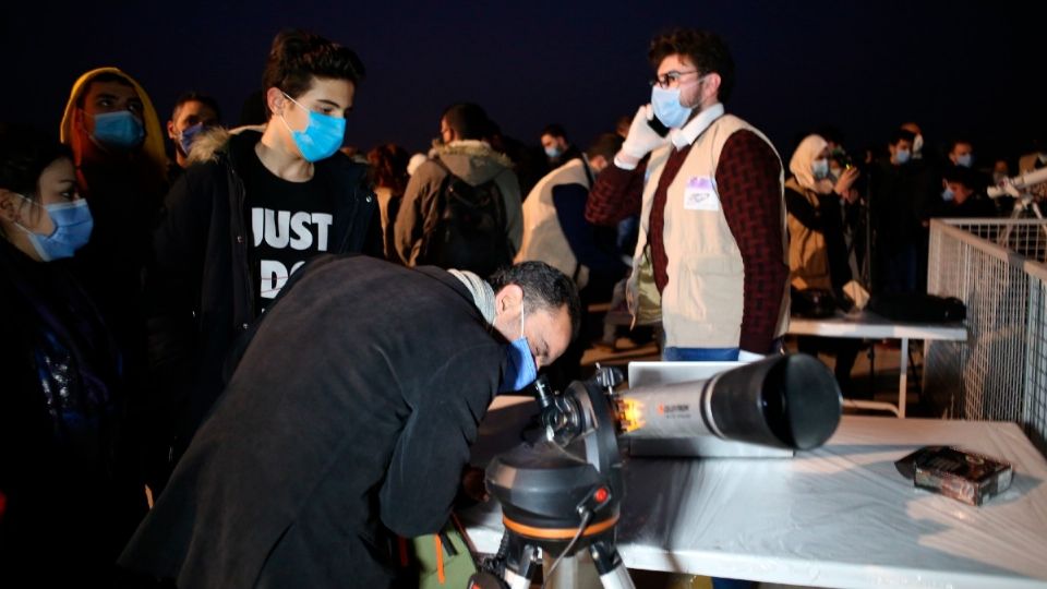 AFICIONADOS. Los sirios observaron el fenómeno en el cielo sobre Damasco. Foto: Archivo/ EFE