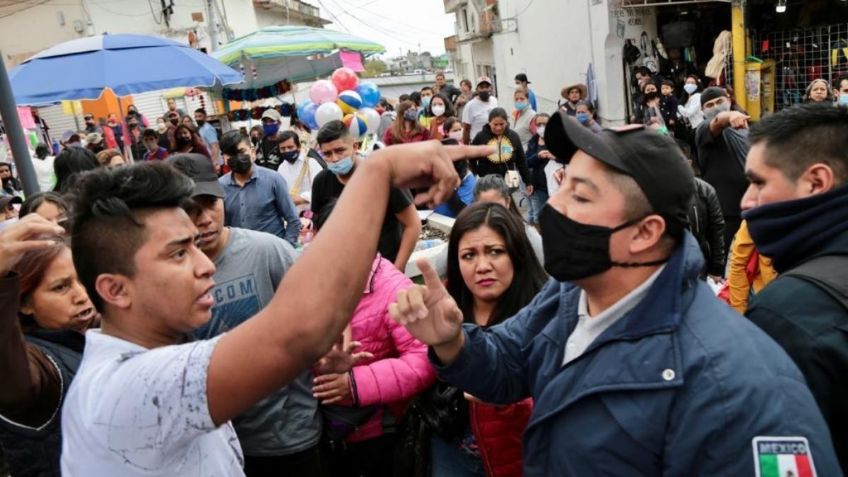 Policías y comerciantes se enfrentan en operativo contra pirotecnia en Veracruz