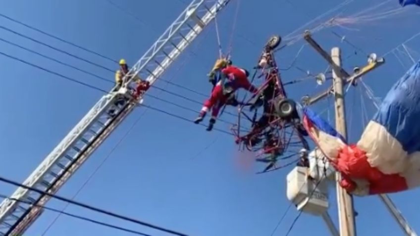 ¡Se le perdió la chimenea! Santa Claus se enreda en tendido eléctrico: VIDEO