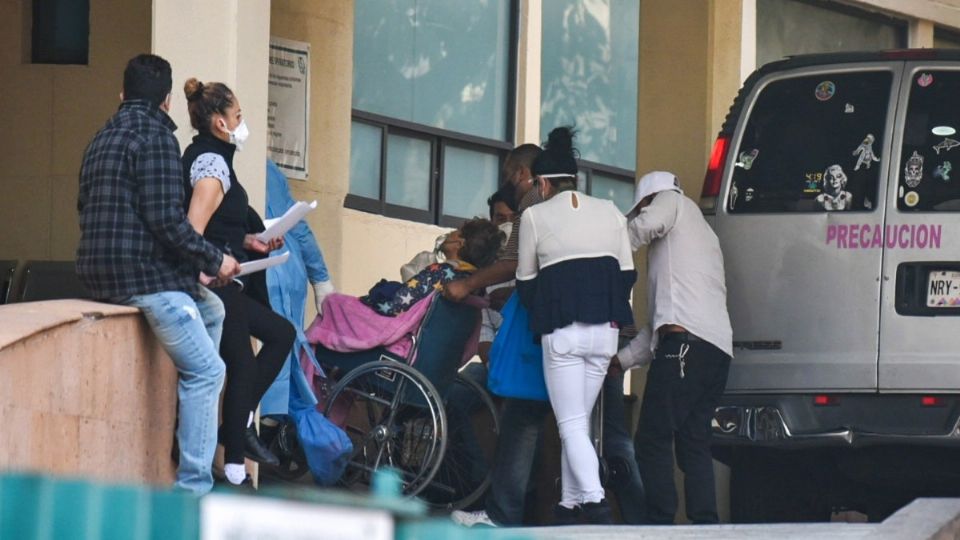 DRAMA DIARIO. ● Una paciente fue ingresada ayer de urgencia en el Hospital Siglo XXI del Instituto Mexicano del Seguro Social. FOTO: DANIEL OJEDA