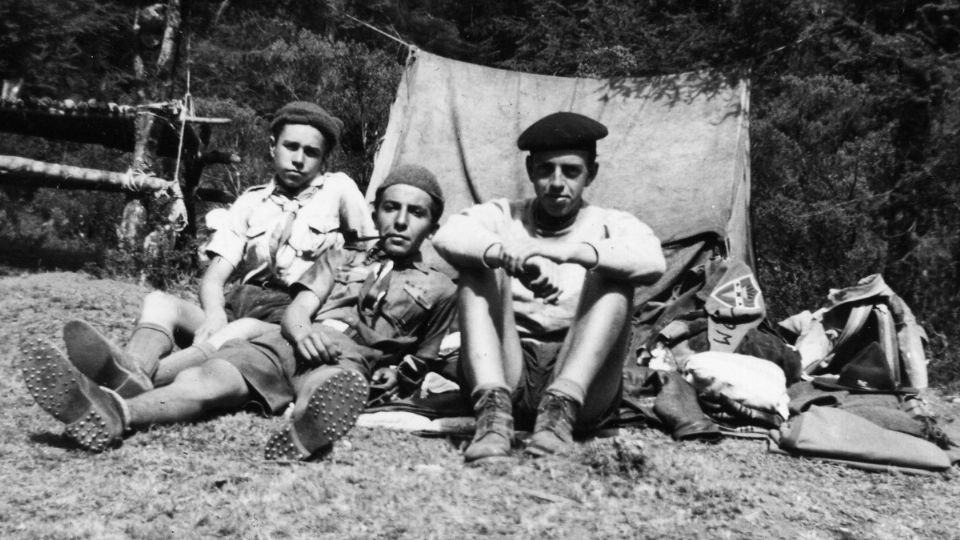 AMIGOS. Manuel Felguérez (izq.) y Jorge Ibargüengoitia (der.) en medio de otro scout no identificado, años 40 del siglo anterior. Foto de Dos artistas en pantalón corto. Ibargüengoitia y Felguérez, scouts. Ed. La Rana. Instituto Estatal de la Cultura de Guanajuato, 2020.