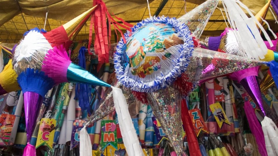 Familias mexicanas celebraron con piñatas la Navidad y la llegada del Año Nuevo.