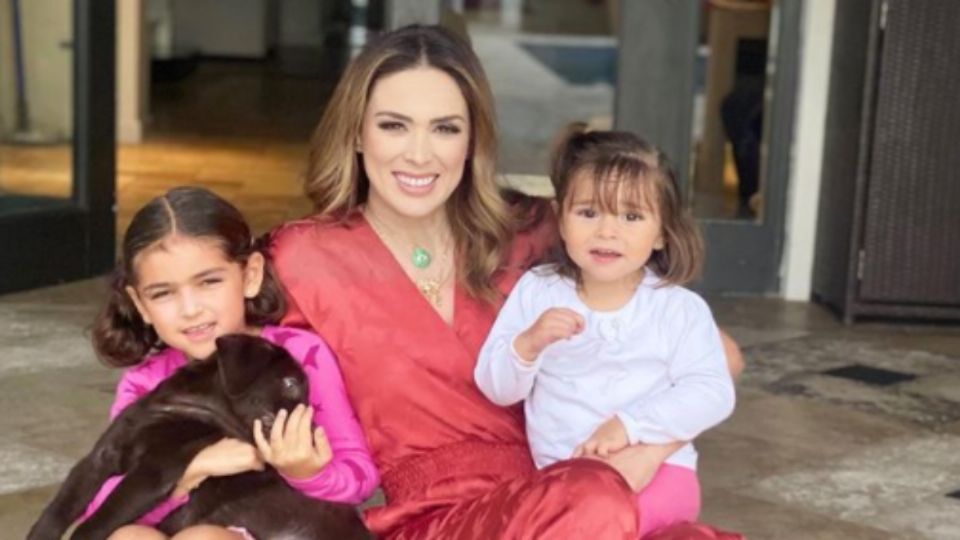 Jacky Bracamontes descubre travesura de sus hijas. Foto: Instagram