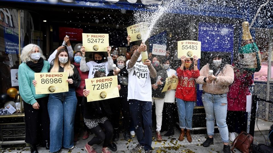 MADRID. Vendedores celebran el número ganador. Foto: Archivo/ AFP