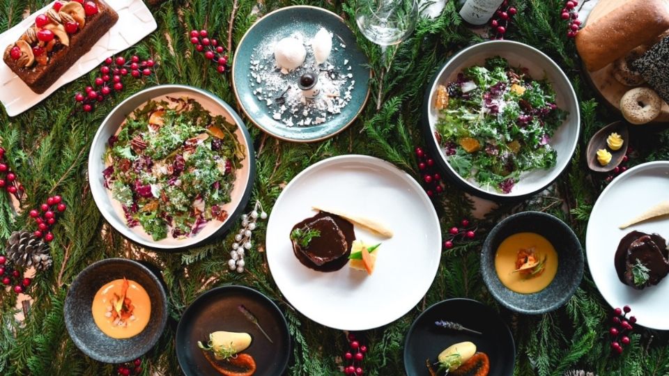 El menú navideño de la Astor Box incluye chiles rellenos de bacalao a la vizcaína y crema de calabaza. Foto: Cortesía