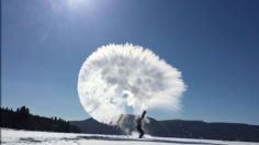 Así se CONVIERTE en NIEVE el agua HIRVIENDO por bajas temperaturas: VIDEO VIRAL