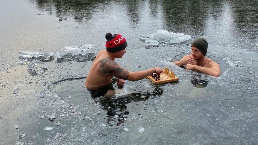 VIDEO VIRAL: ¡Eso si es un “deporte extremo”! Canadienses juegan ajedrez sumergidos en agua helada