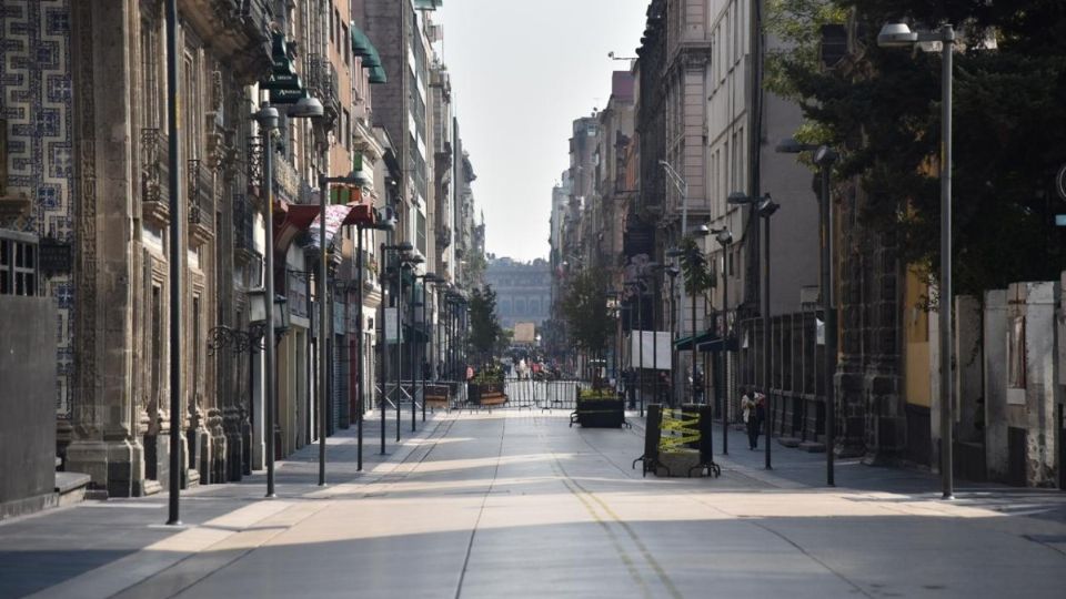 SILENCIO. ● El flujo de personas en avenidas, calles y peatonales del primer cuadro, así como el de vehículos, fue restringido. FOTO: DANIEL OJEDA