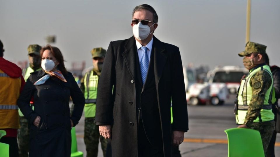 Marcelo Ebrard Casaubón en el AICM esperando cargamento de vacunas Covid