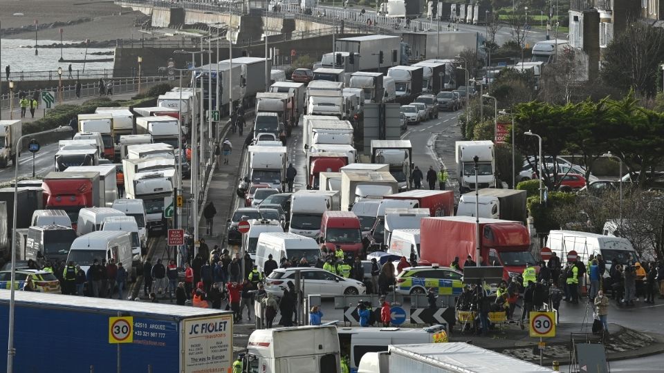 LES DAN PASO. Horas de caos se vivieron en la entrada al puerto de Dover, ante el bloqueo europeo. Foto: AFP