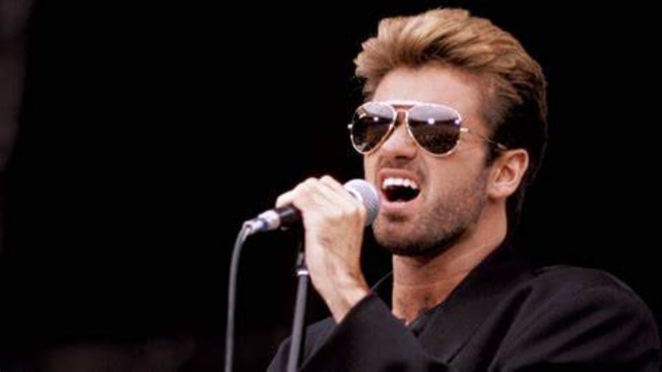 El cantante George Michael fue un ícono de los 80 que murió una navidad. Foto: Especial