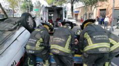 Taxi termina volcado tras chocar con auto en calles de la GAM; bomberos rescatan a un lesionado