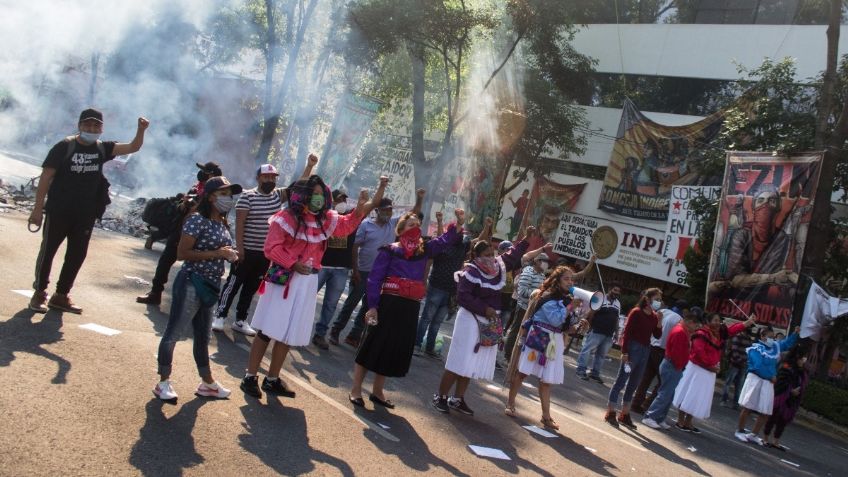 Marchas CDMX: Comunidad indígena continúa plantón en el INPI; organizaciones realizan colecta a su favor