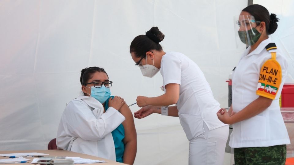 PROTECCIÓN ● Elementos de las fuerzas armadas amplian, este fin de semana, la estrategia de vacuna contra el COVID-19 a Monterrey. Foto: EFE