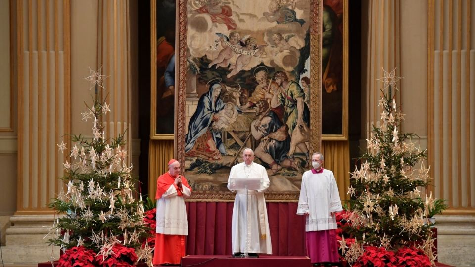 ESMERO ● Desde el interior del Salón de las Bendiciones y frente a 50 empleados del Vaticano, el Pontifíce pronunció su discurso Urbi et Orbi. Foto: REUTERS