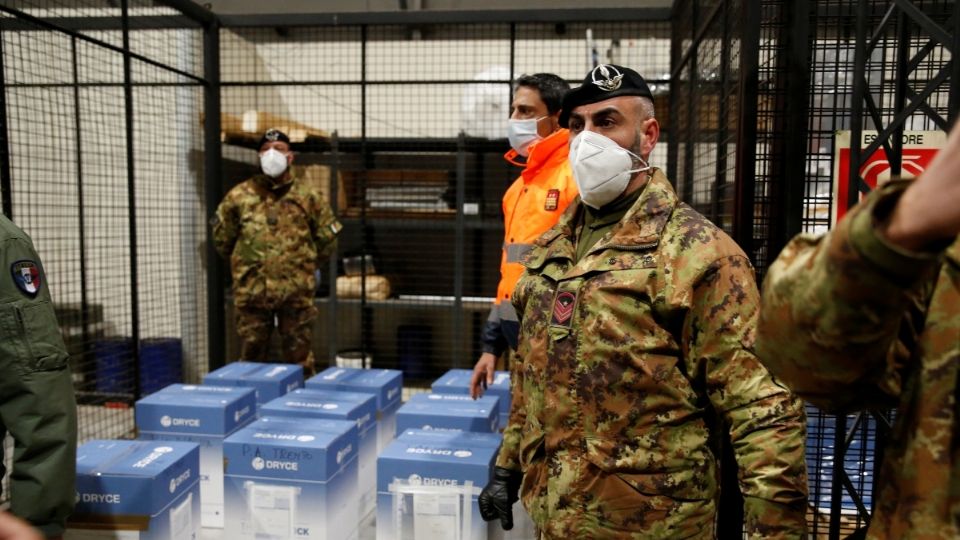 LLEGAN A ITALIA. Miembros del Ejército recibieron
cajas con vacunas contra el COVID. Foto: REUTERS