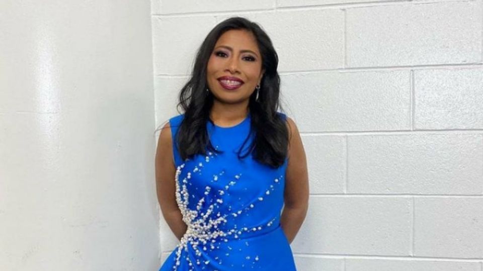 Yalitza modeló, feliz, su regalo. Foto: Instagram