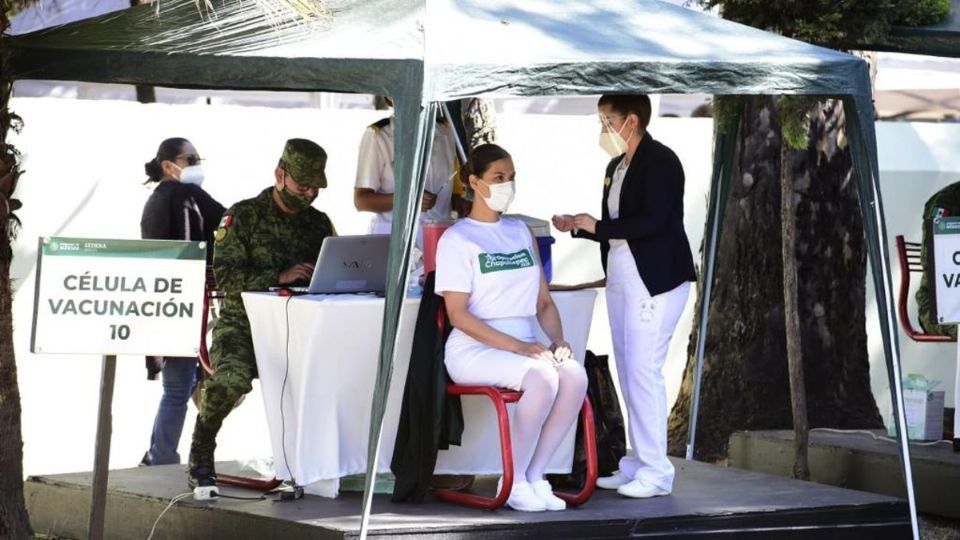 En la jornada de este domingo se va a vacunar al personal del IMSS de otras entidades que voluntariamente llegaron a apoyar en la CDMX. Foto: Especial