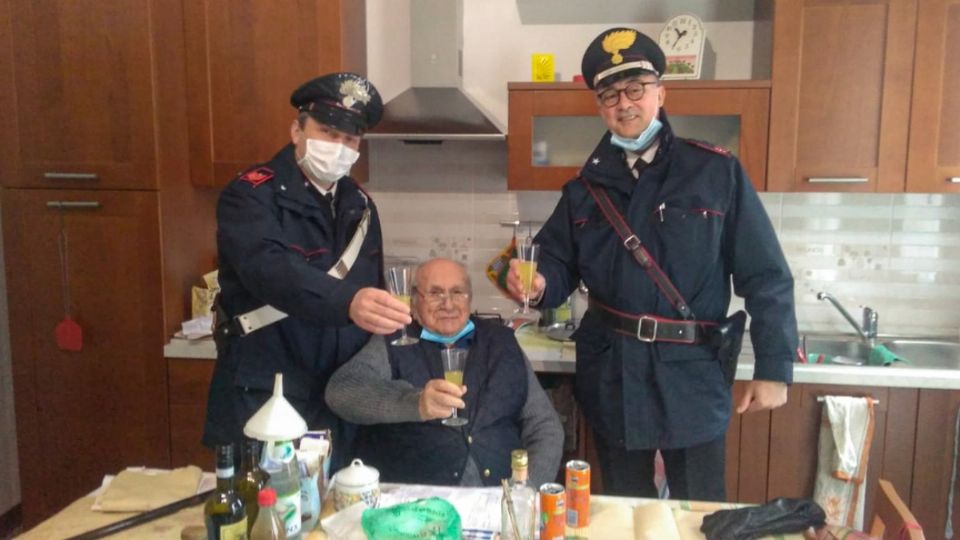 Tras la conmovedora llamada , los elementos de seguridad acudieron a la casa del singular abuelito para atender la “emergencia”. FOTO: ESPECIAL