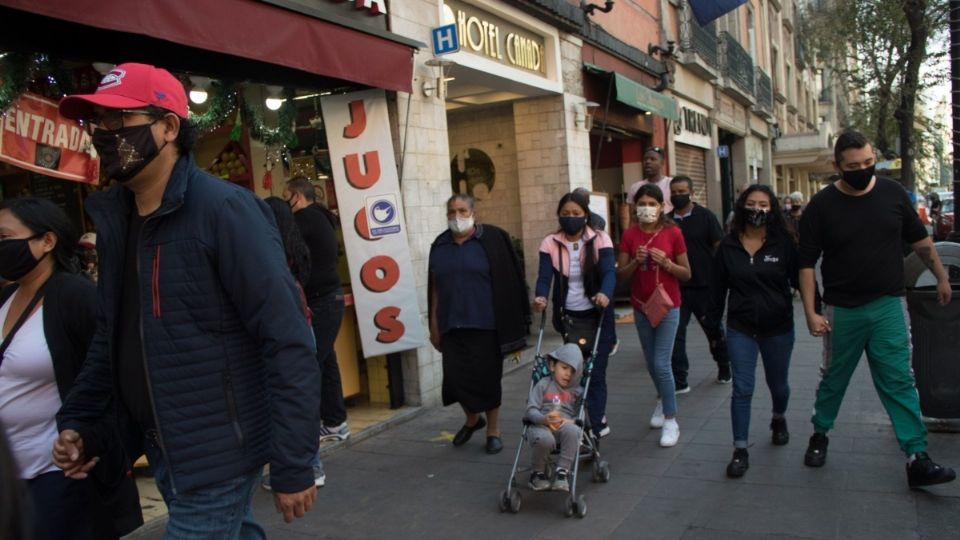 DESOYEN. A pesar del llamado a quedarse en casa, cientos de personas acuden al Centro. Foto: Cuartoscuro