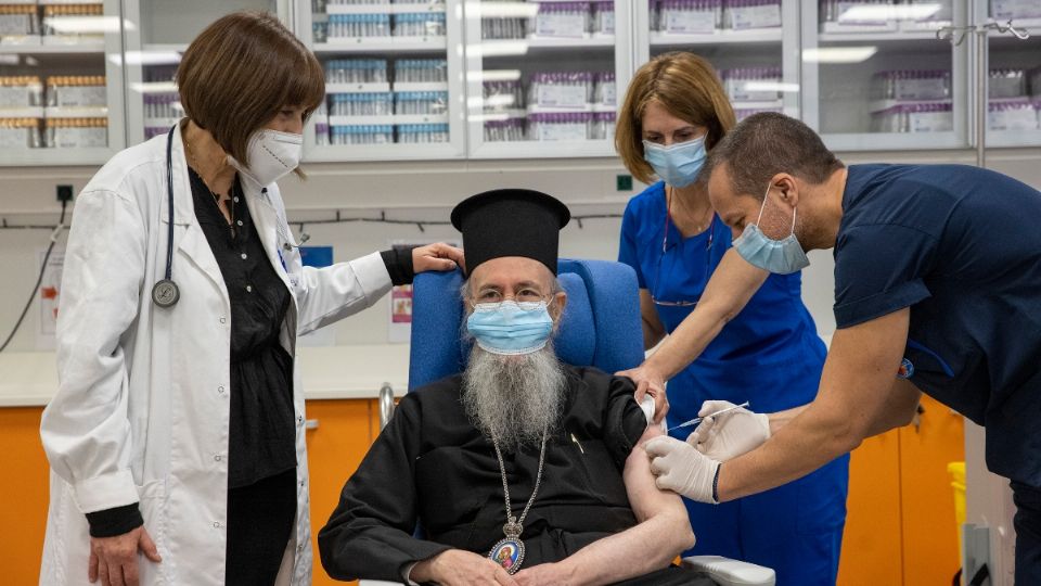 VACUNACIÓN. La Unión Europea inició ayer la inmunización contra el COVID-19 en personal sanitario y adultos mayores. Foto: AFP