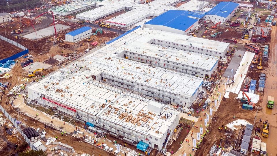 CHINA. Tras declarase la pandemia, el gobierno chino sorprendió al mundo al construir un hospital en 10 días para atender ese virus. Foto: AP