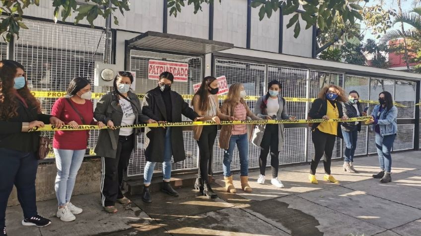 Colectivo feminista realiza clausura simbólica del Instituto Electoral en Jalisco