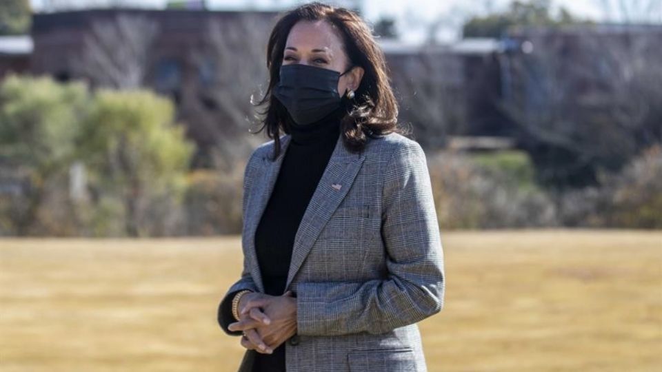 Kamala Harris y su esposo se aplican en público vacuna contra Covid-19. Foto: EFE