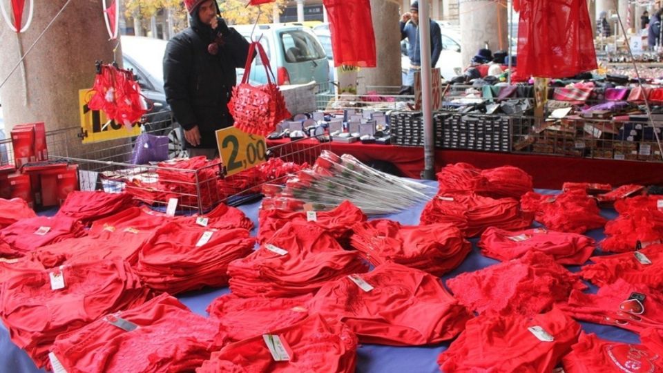 Dejando a un lado las 12 uvas de medianoche, uno de los rituales más tradicionales para la Nochevieja es usar ropa interior de color rojo. Foto: Especial