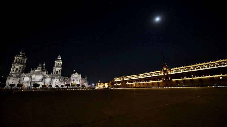 La luna llena desde el primer cuadro de la CDMX. Foto: Guillermo O'Gam