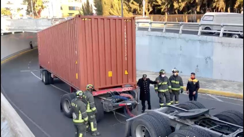 Tráiler se atora en carriles de Viaducto Miguel Alemán