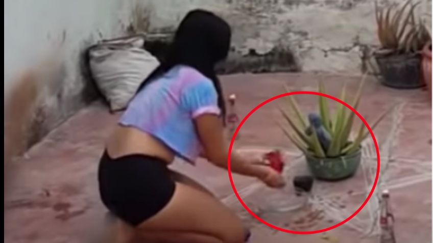 ¡Se queda por que se queda! Mujer es sorprendida haciendo "agua de calzón" para retener a su amor