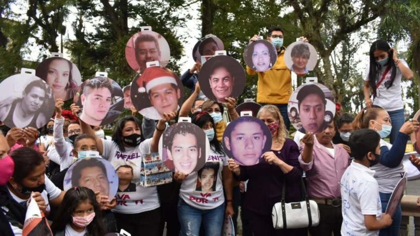 Adornan árbol navideño con fotografías de desaparecidos en Xalapa