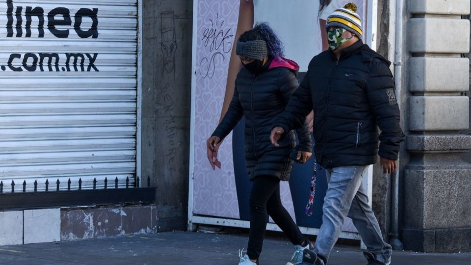 Ante las bajas temperaturas que se han registrado por el Frente Frío número 18 la población sale abrigada para realizar sus actividades.  FOTOS: CUARTOSCURO.COM