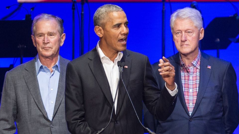 UN EJEMPLO. Los expresidentes Obama, Bush y Clinton, listos para vacunarse públicamente.