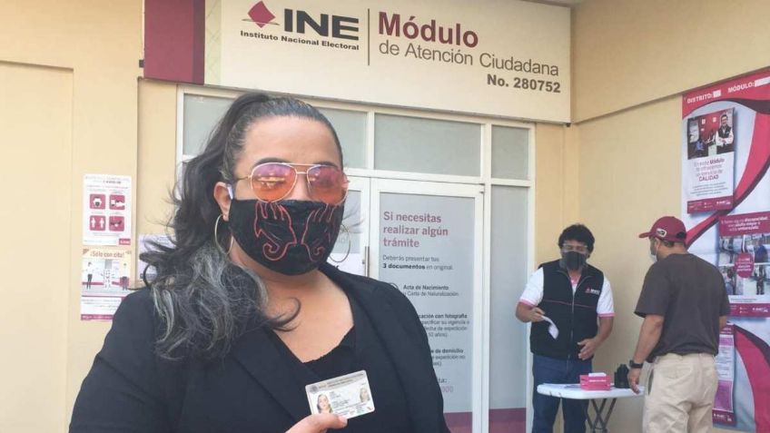 INE entrega su credencial a aspirante transgénero a una diputación en Tamaulipas