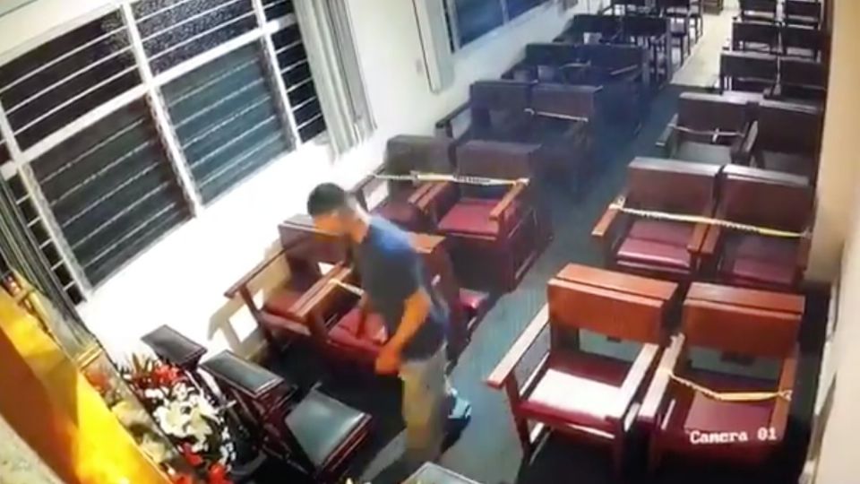 El momento fue grabado por la cámara de vigilancia de la iglesia. Foto: Captura de video