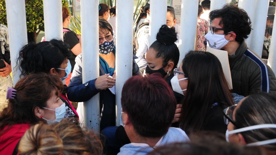 Tras una convocatoria vía WhatsApp, personal de Salud que no estaba enlistado acudió al Hospital Militar de Zona El Vergel para meterse en la fila para acceder a la vacuna, lo cual originó protestas. Foto: Cuartoscuro