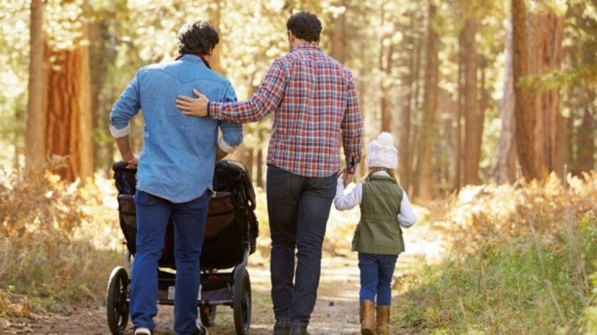 ¡Milagro de Navidad! Pareja GAY adopta a cuatro niños