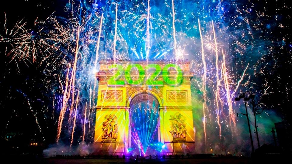 París también lució un fabuloso alumbrado con plazas vacías. Foto: EFE