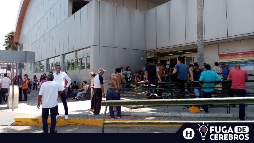 Indignante situación de los hospitales de México; ni una banca para sentarse